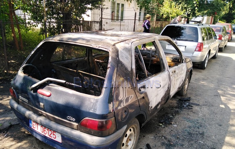 Un piroman a incendiat patru mașini în Botoșani