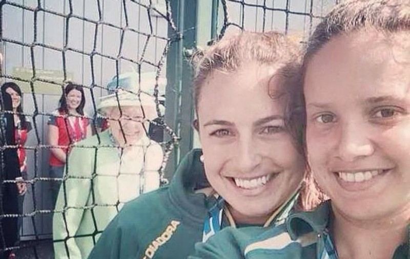 Fotografia cu Elisabeta a II-a care a devenit virală. Cum s-a strecurat regina în selfie-ul unor sportive, zâmbind ghiduș