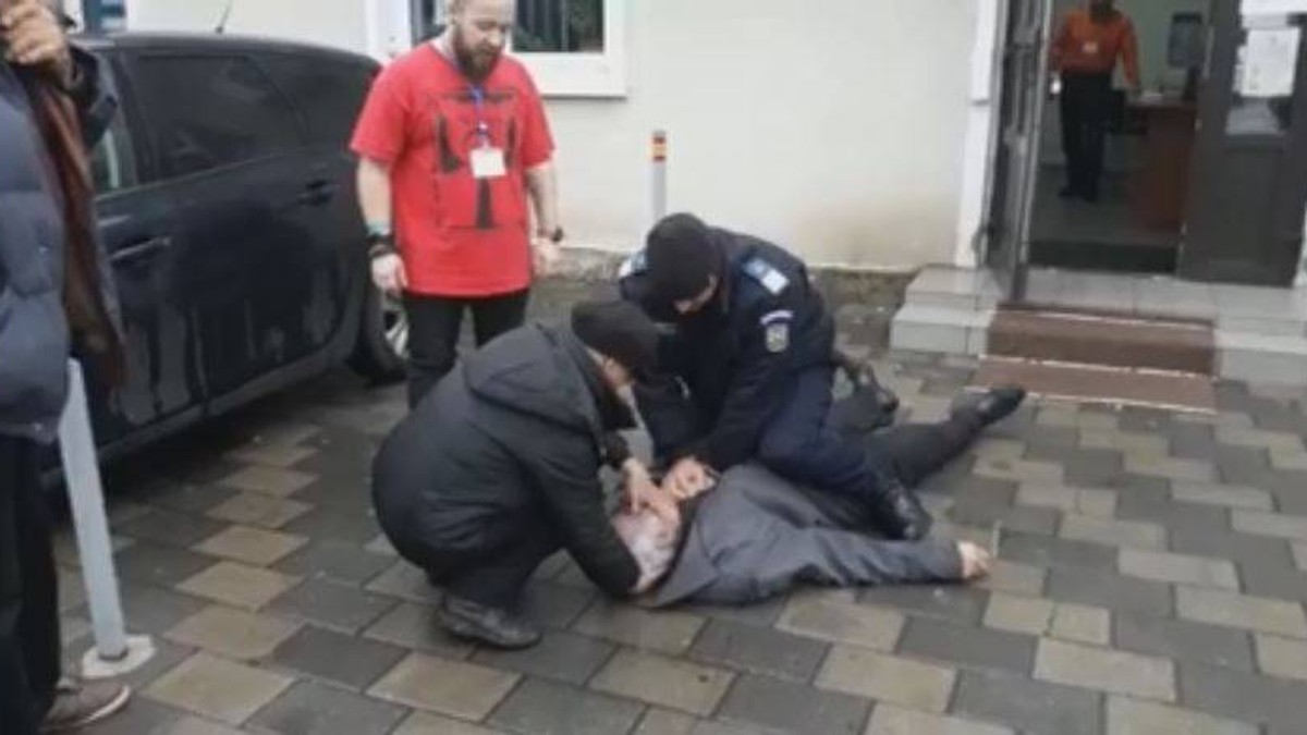 Un jandarm a salvat viața unui alegător în fața secției de votare, în Băicoi / VIDEO
