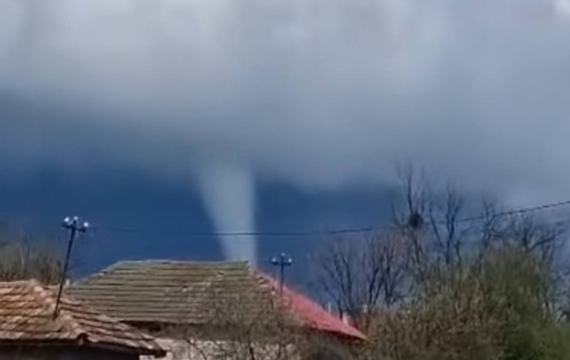 O pâlnie de tornadă s-a văzut clar pe cerul localității Cernetu din Teleorman, în timpul avertizărilor de cod portocaliu din țară