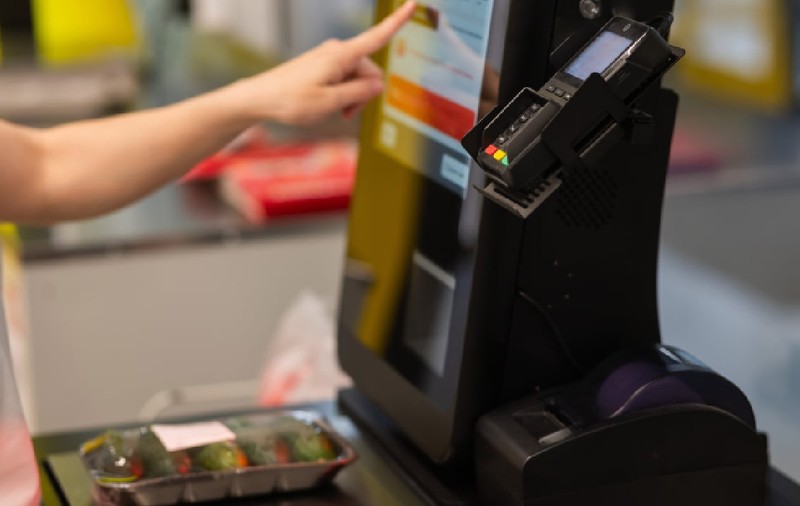 Un bărbat a plătit doar un baton cu fructe, dar a încercat să plece cu un televizor nou, dintr-un supermarket din Germania