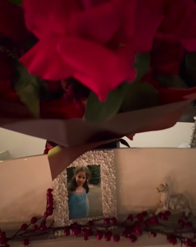 Imagini din casa Andreei Marin, decorată de Crăciun. În sufragerie are mai mulți brazi împodobiți, iar masa festivă e gata
