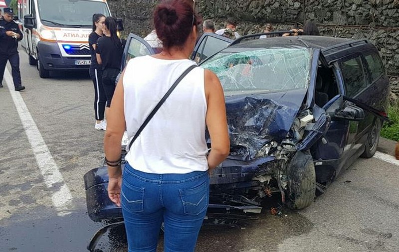 Accident cu opt răniți, pe Valea Oltului, după ce un șofer a intrat în depășire într-o curbă