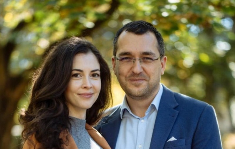 Laura Ștefănuț a anunțat despărțirea de Vlad Voiculescu, acuzându-l că are cont secret pe Tinder. „Nu am înșelat-o niciodată pe mama copilului meu”, spune europarlamentarul
