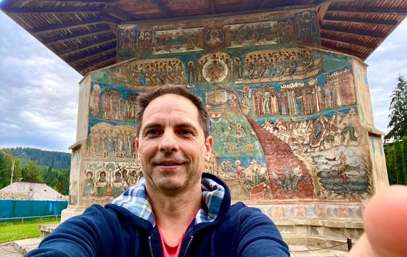 Dan Negru, despre oamenii care vin în pelerinaj în Londra la sicriul reginei Elisabeta a II-a: „Să nu-i mai ironizăm pe cei care stau la coadă la Catedrala Iașiului”