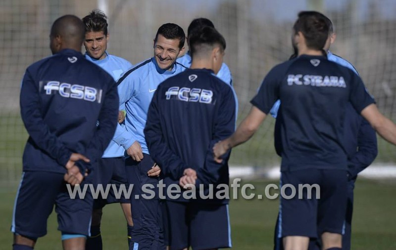 STEAUA / Primul antrenament al campionilor în Spania. ^Cum au fost surprinşi "arabii" Sănmărtean şi Szukala. Cum au acoperit campionii sigla câştigată în instanţă de Armată / GALERIE FOTO