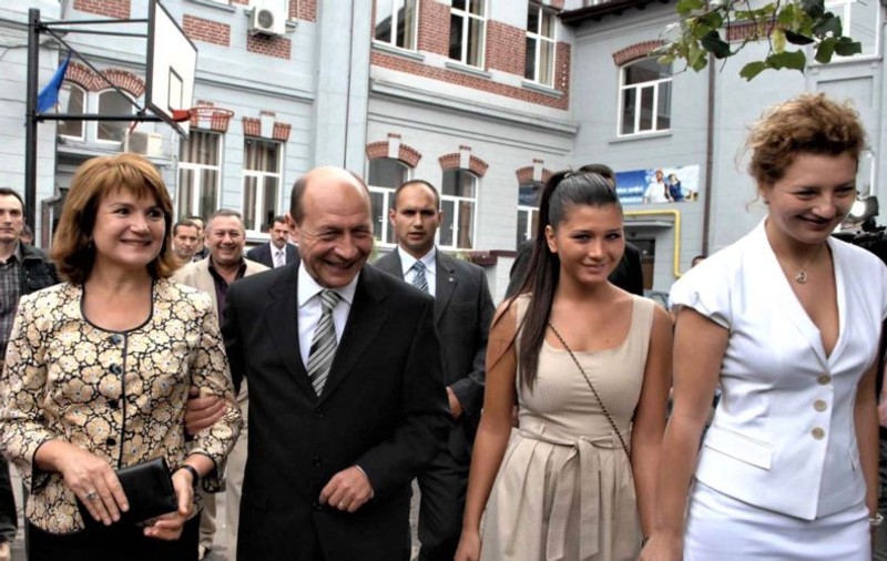 Traian Băsescu a împlinit 70 de ani. Cum l-a pozat fiica Elena pe fostul președinte alături de cei patru nepoți