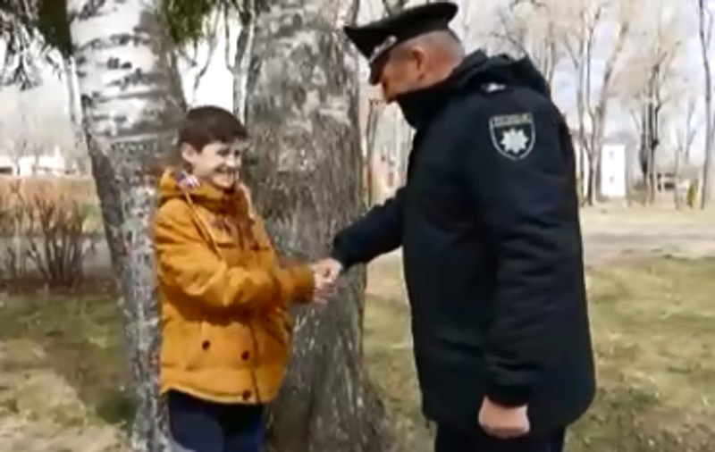 Recrut la 11 ani. Cum ajută Maksim armata și poliția din Ucraina, după ce le-a transmis: „Vreau să lupt alături de voi”