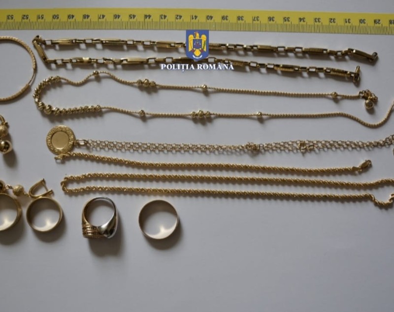 4 bărbați care au spart o bijuterie din Ploiești și au furat 5 kg de aur, reținuți. Hoții au spart peretele din spatele seifului