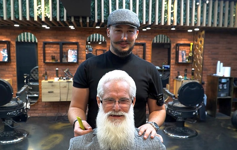 Povestea lui Virgil Boldor, frizerul care tunde gratis persoane fără adăpost: „Am umblat prin ghetouri după oamenii străzii, pentru că vreau să-i fac să zâmbească”