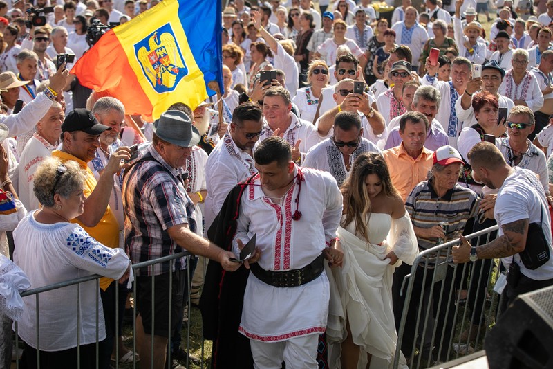Mirii s-au împărțit între nunta privată și cea populară. Foto: Eli Driu / Libertatea