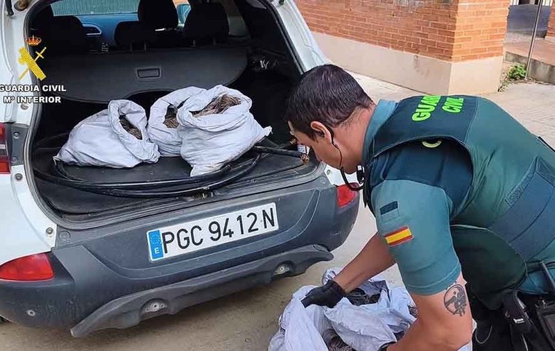 Patru români sunt cercetați în Spania după ce Garda Civilă a găsit în mașina lor saci cu cupru furat. Foto: Guardia Civil