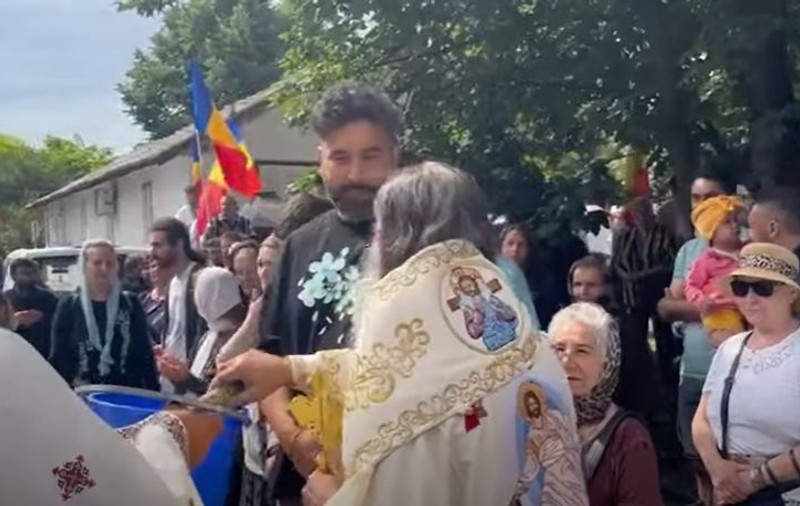 ÎPS Teodosie a ținut slujbă la biserica ilegală de pe trotuar, somat s-o dărâme: „Mai degrabă mor eu”