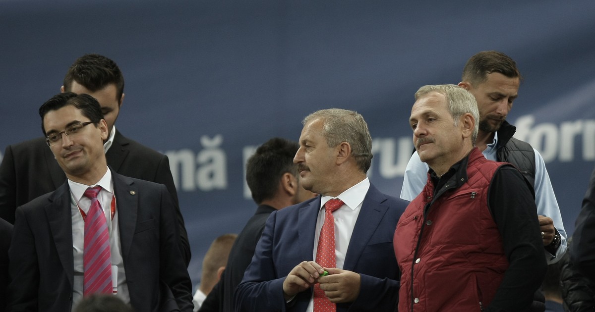 O tripletă de ”aur”: Răzvan Burleanu - Vasile Dâncu - Liviu Dragnea. Așa era în septembrie 2015, la meciul România - Grecia FOTO: Gabi Pătruț