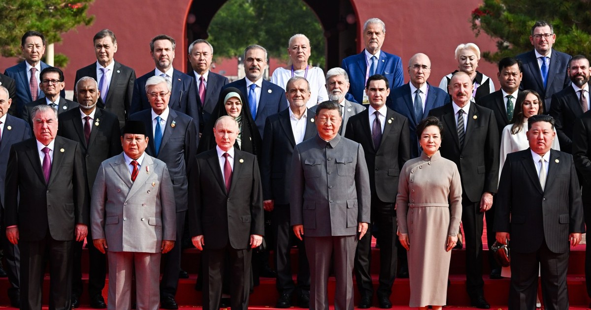 Adrian Năstase și Viorica Dăncilă, aproape de Xi Jinping, Vladimir Putin și Kim Jong-un