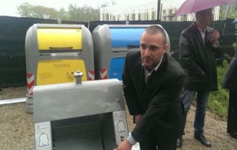 INCREDIBIL! COSTUMUL ŞI CRAVATA, ŢINUTĂ OBLIGATORIE PENTRU GUNOIERI! Vezi în ce ORAŞ DIN ROMÂNIA SE ÎNTÂMPLĂ ASTA!