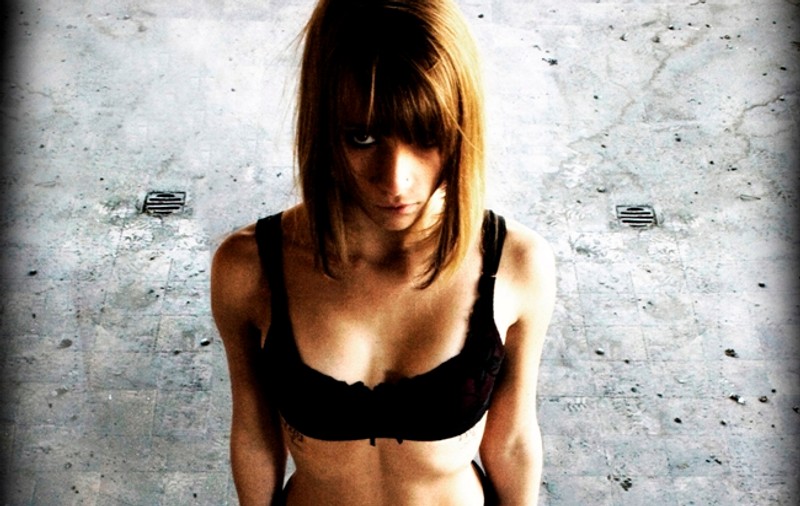 E ANOREXICĂ, vrea să moară, dar judecătorii o obligă să mânânce