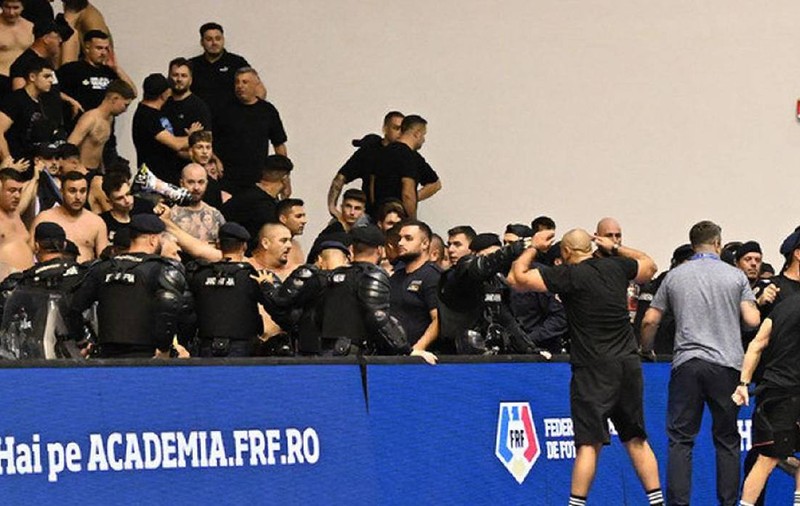 Fanii români s-au bătut cu jandarmii la meciul de futsal România-Ungaria