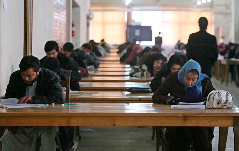 În urmă cu câteva luni, femeile erau încurajate să studieze | Foto: EPA