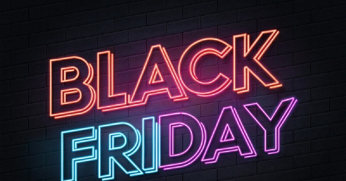 La ce oră a început Black Friday la eMAG în 2025 – Imagine cu Black Friday scris cu litere colorate pe fundal negru
