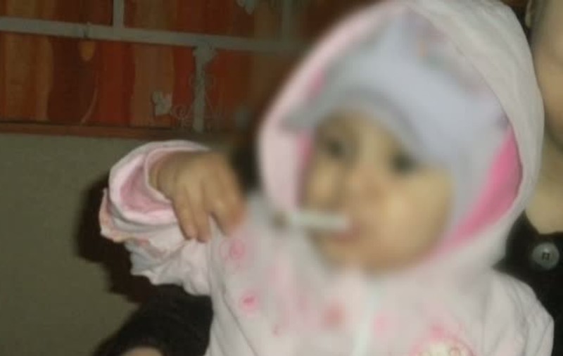 Părinţi, aţi înnebunit de tot! Alt bebeluş fotografiat cu ţigara în gură | FOTO ŞOCANT