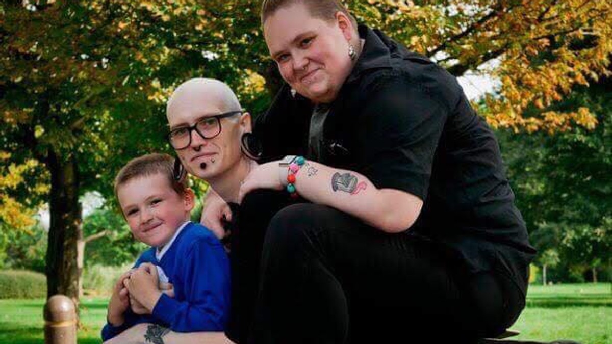 Un cuplu din Marea Britanie reprezintă prima familie transgender din lume
