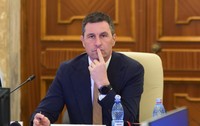Vicepremierul Tanczos Barna ține un deget în zona buzelor