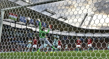 epa05393049 Toby Alderweireld of Belgium beats goalkeeper Gabor Kiraly of Hungary with a header to score the opening goal during the UEFA EURO 2016 round of 16 match between Hungary and Belgium at Stade Municipal in Toulouse, France, 26 June 2016. (RESTRICTIONS APPLY: For editorial news reporting purposes only. Not used for commercial or marketing purposes without prior written approval of UEFA. Images must appear as still images and must not emulate match action video footage. Photographs published in online publications (whether via the Internet or otherwise) shall have an interval of at least 20 seconds between the posting.) EPA/ARMANDO BABANI EDITORIAL USE ONLY
