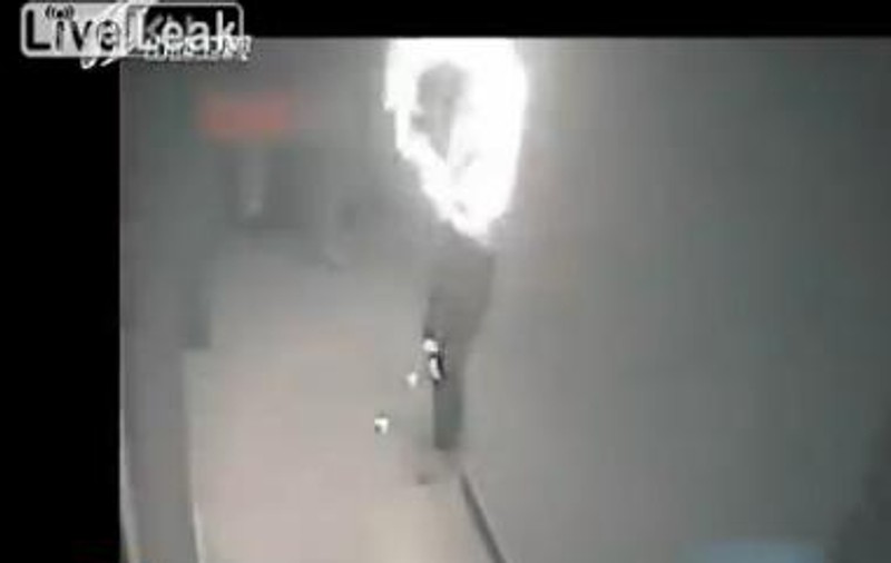 ATENȚIE! IMAGINI ȘOCANTE! O CHINEZOAICĂ și-a DAT FOC SUB OCHII IUBITULUI! REACȚIA BĂRBATULUI te va SCOATE DIN MINȚI! VIDEO