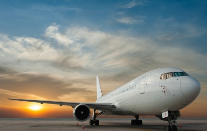 VIDEO | Momente de panică la bordul unei aeronave. O femeie a ieșit pe aripa avionului pentru “o gură de aer proaspăt”