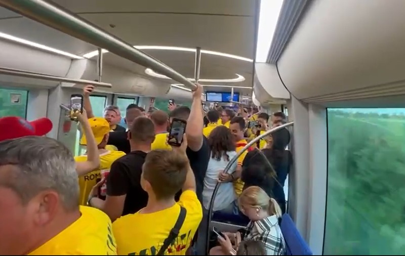 Fanii tricolorilor cântă imnul în metroul din München, înaintea meciului România - Ucraina 3-0 de la Euro 2024