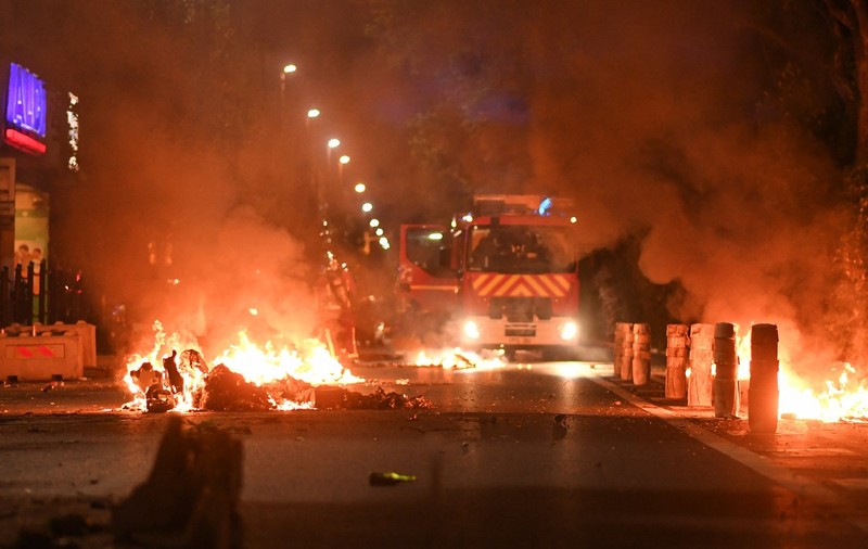 Peste 1.300 de persoane, arestate în a patra noapte de revolte în Franța. Emmanuel Macron și-a amânat vizita în Germania