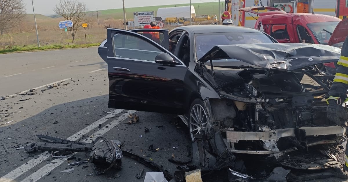 O mașina care are capota distrusă după ce a fost lovită frontal de o altă mașina, în accidentul rutier din Constanța