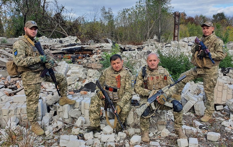 Povestea romilor din Transcarpatia care s-au înscris voluntar în armata ucraineană: „La început, camarazii și-au închis bagajele cu lacăt și și-au ascuns banii. Acum suntem ca o familie!”