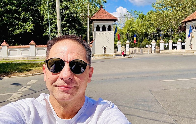 Imagine neașteptată cu familia lui Dan Negru, publicată de 1 iunie. „Îmi arăt copiii rar, spre deloc, prin ziare, online sau la televizor”