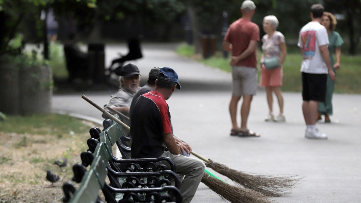 Oameni in parc. Foto ilustrativ