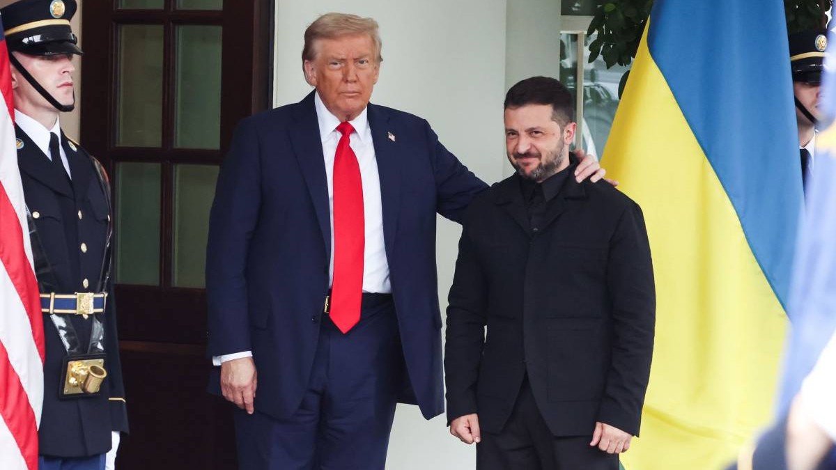 Donald Trump și Volodimir Zelenski la intrare în Casa Albă, în timpul vizitei președintelui ucrainean