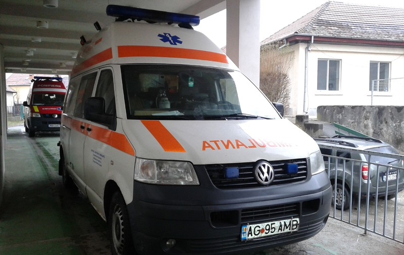 Elevi intoxicați la Dragoslavele! Duşi la spital după ce au băut laptele la şcoală