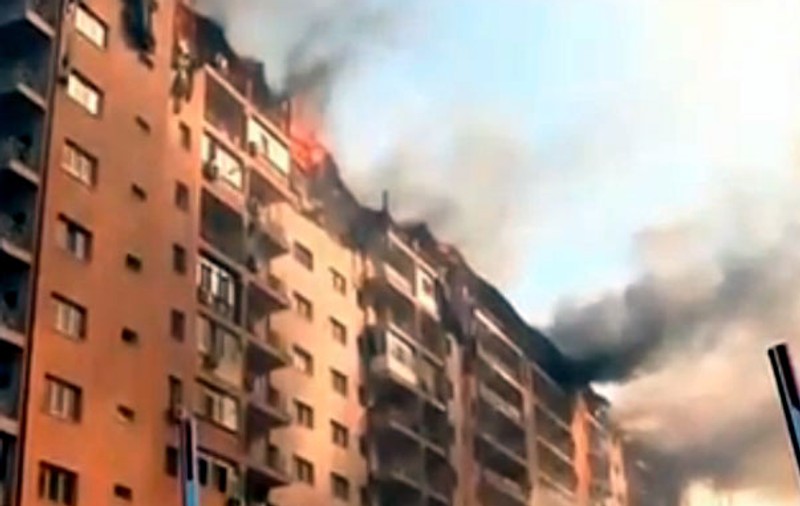 UPDATE: Incendiu PUTERNIC în Capitală! Bloc în flăcări, în sectorul 3 | FOTO