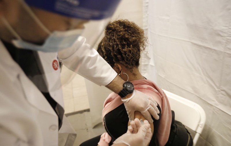 Cum descriu oamenii vaccinați simptomele pe care le-au avut după ce s-au infectat cu coronavirus