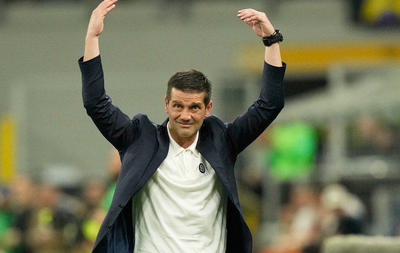 Cristi Chivu cu mainile desupra capului, bucuros