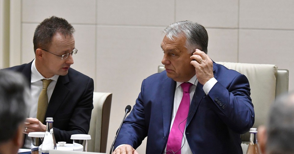 Viktor Orban (dreapta) și ministrul său de externe Peter Szijjarto Foto: Profimedia