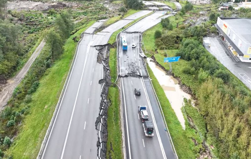 Șofer român de TIR, prins în alunecarea de teren care a surpat o autostradă în Suedia: „Am văzut cum se crapă drumul”