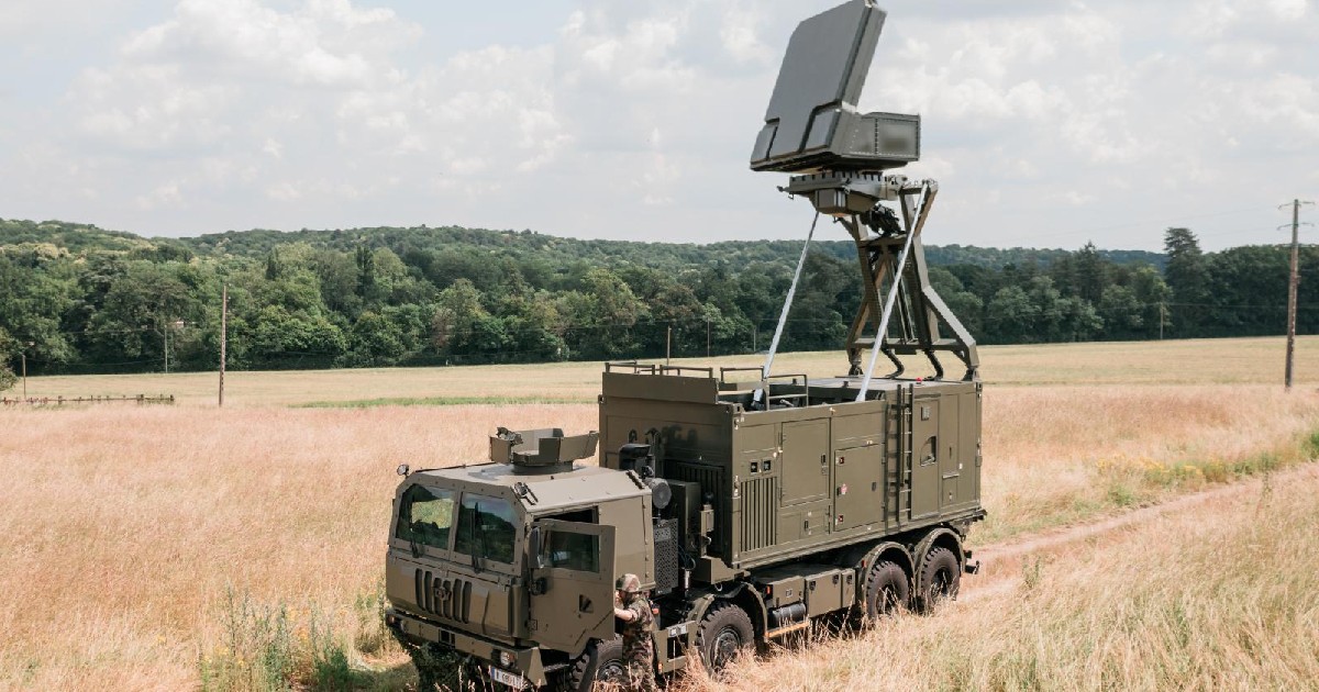 Radar Ground Master GM200 de la gigantul francez Thales în timp ce este folosit pe un câmp