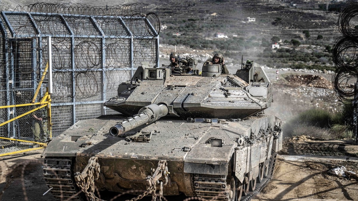tanc israelian cu militari