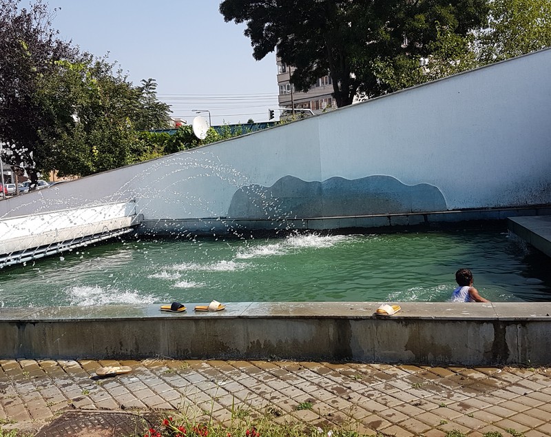 Căldură neobișnuită la Arad! Copiii au făcut baie în fântâna arteziană GALERIE FOTO