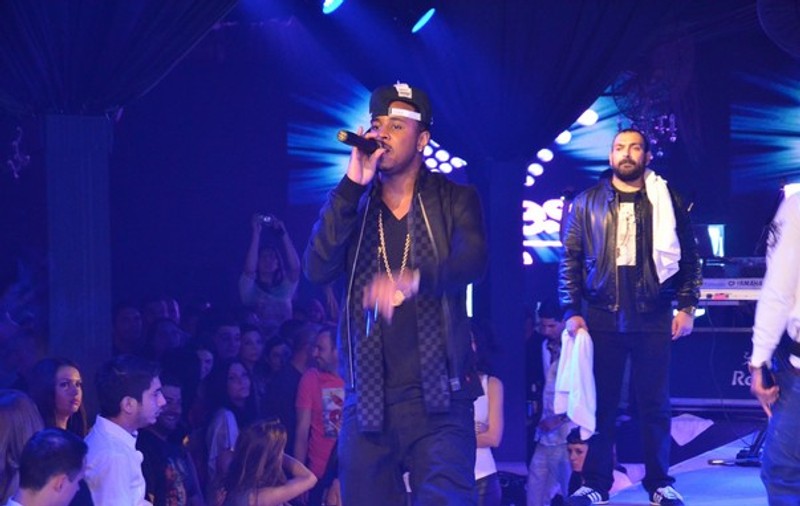 Jeremih, mai ceva ca Madonna. Uite de câți bodyguarzi a fost păzit în timpul concertului din București! | FOTO