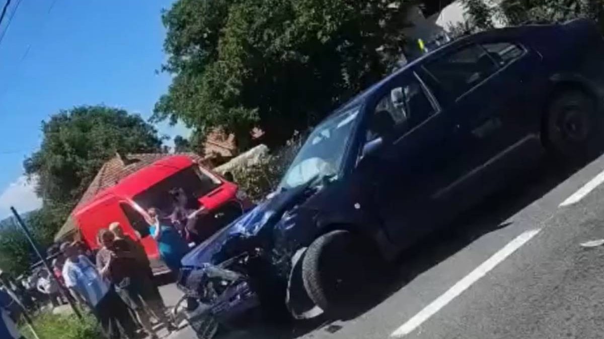 Imagine cu mașina implicată în accidentul din Hunedoara, 1 august 2025. Vehiculul a rămas fără bară în urma impactului cu motocicliștii