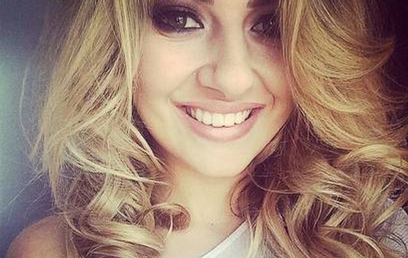 Lidia Buble a ieşit cu rolele pe stradă! Complet nemachiată, artista pare o altă persoană!