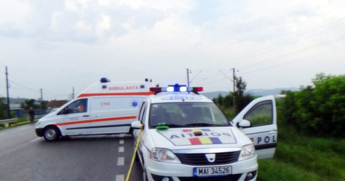 Autocar răsturnat pe tornadă în apropiere de Drajna.